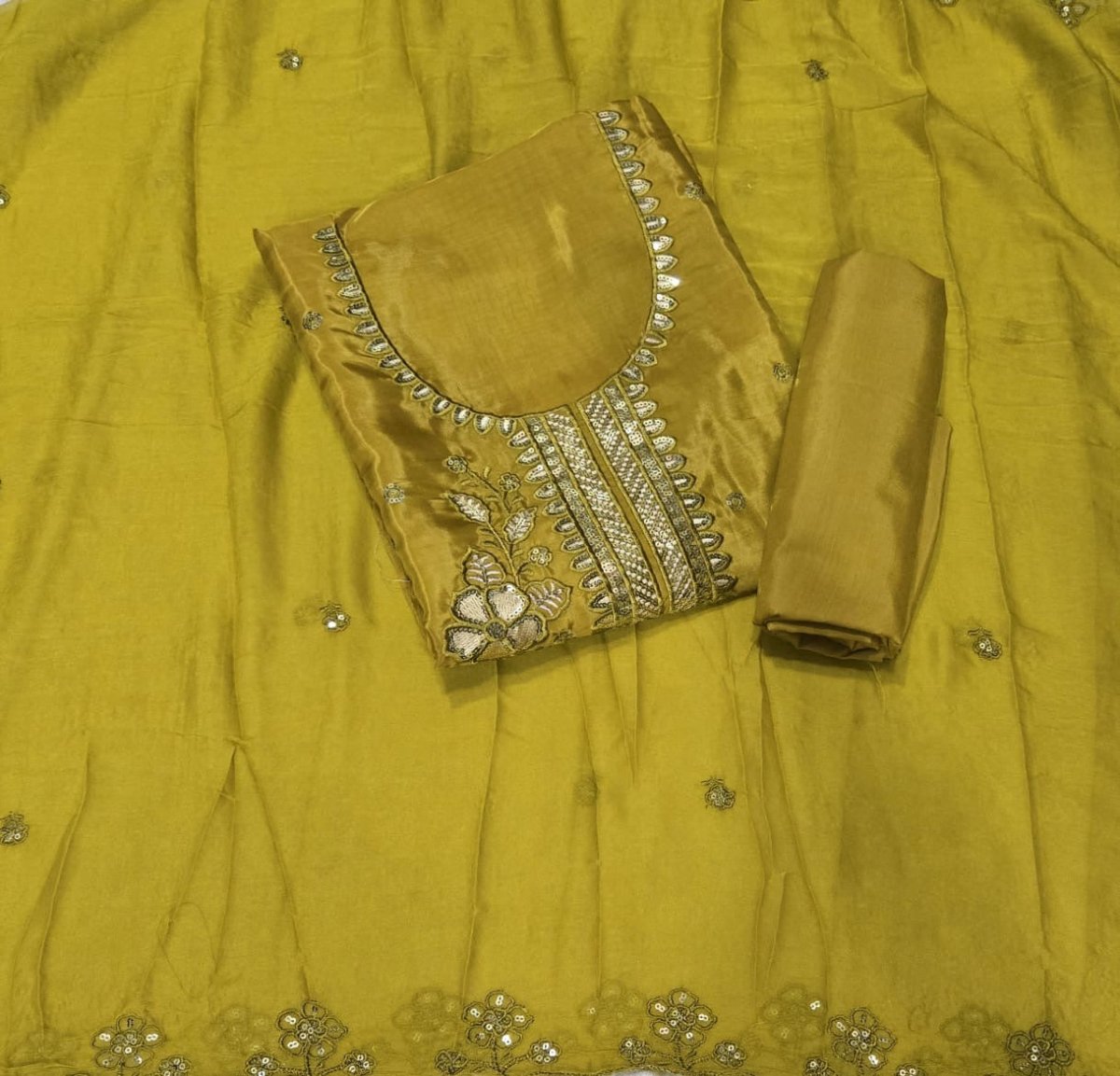 Classy Glass Organza Suit Set with Sequins & Thread Work - Yanchi