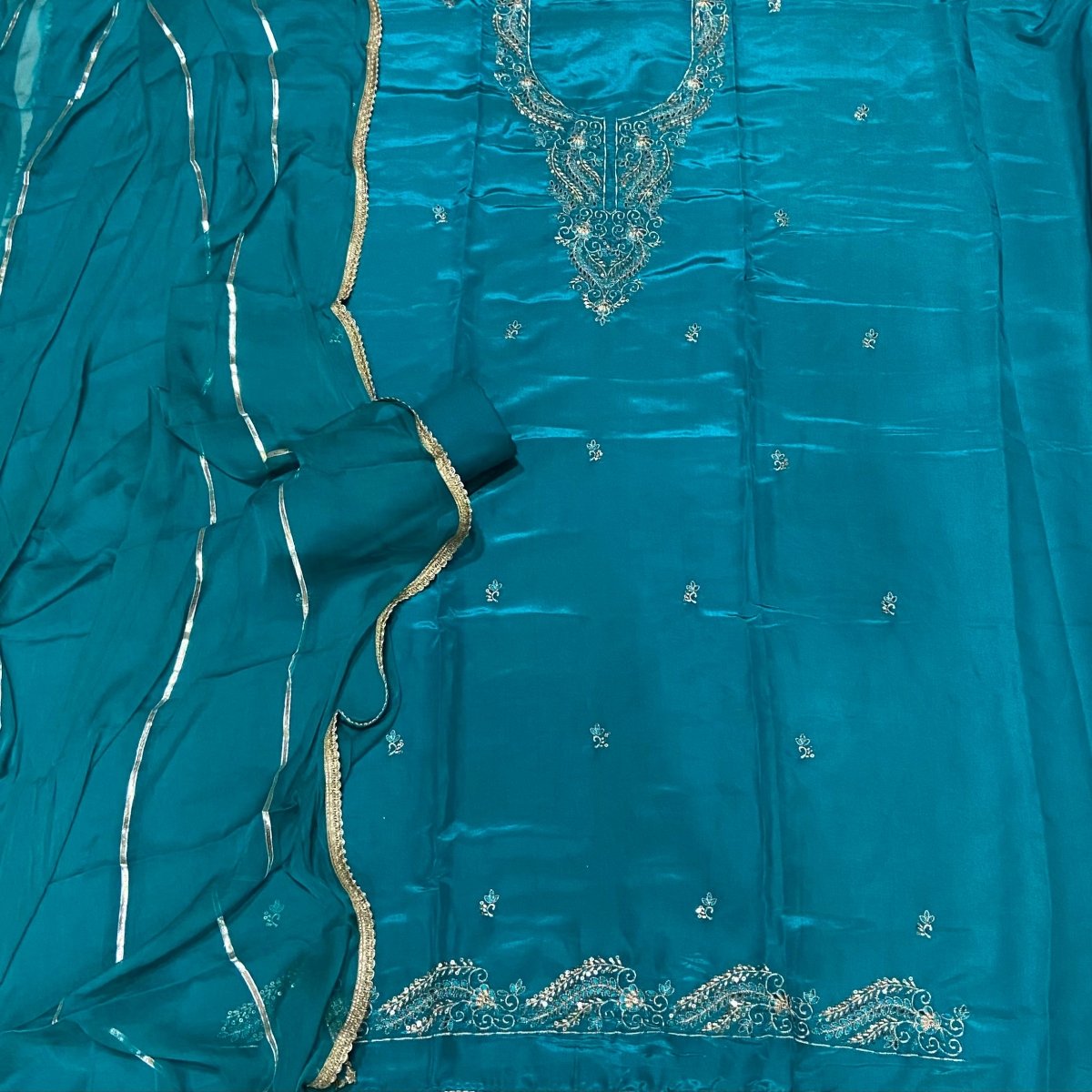 Dhamaka Offer Glass Organza Suit Set With Sequins & Zari Thread Work - Yanchi